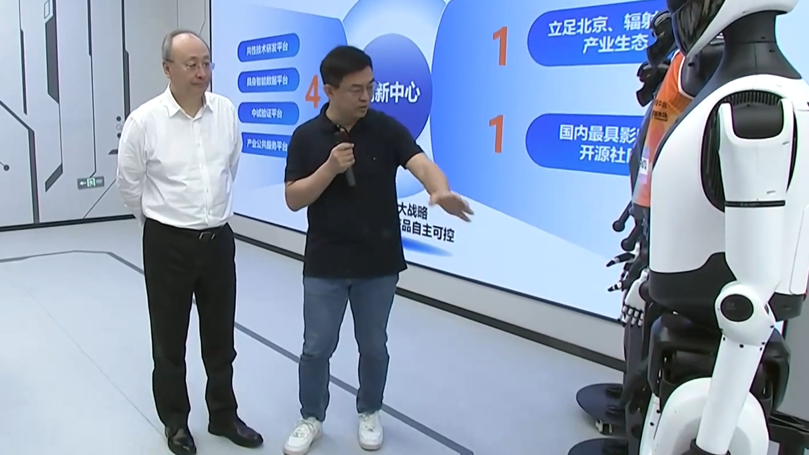 尹力到经开区调研时强调 着力建设世界领先的战略性新兴产业发展高地