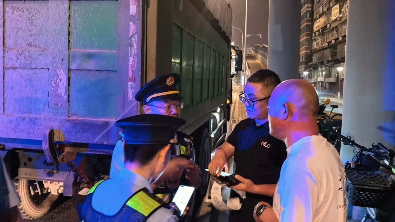 “两端一线”严管控 道路遗撒零容忍 全市性道路遗撒集中夜查行动启动