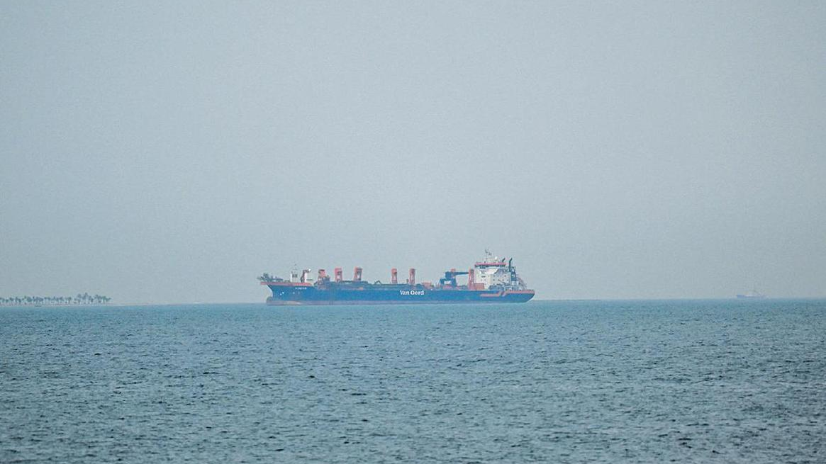 伊朗海军司令:自主建造的轻型潜艇正在霍尔木兹海峡待命 伊朗海军司令:自主建造的轻型潜艇正在霍尔木兹海峡待命