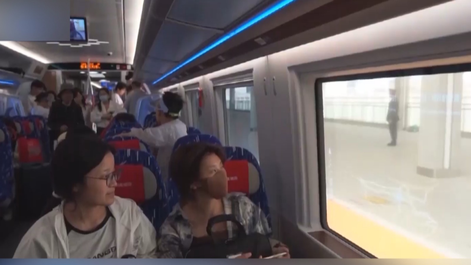 不刷手机“刷车窗” 这趟列车太会玩 不刷手机“刷车窗” 这趟列车太会玩