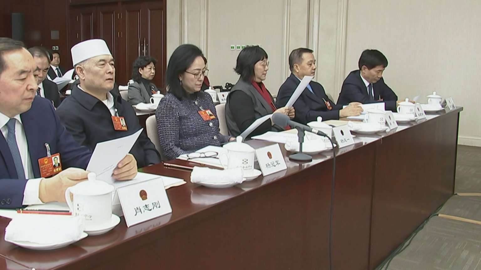 市十六届人大四次会议主席团召开第二次会议