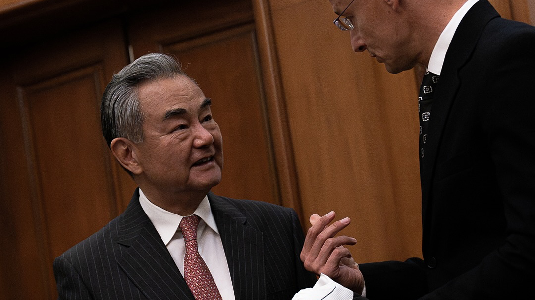 王毅向匈牙利外长西雅尔多赠送了一双国产跑鞋 王毅向匈牙利外长西雅尔多赠送了一双国产跑鞋