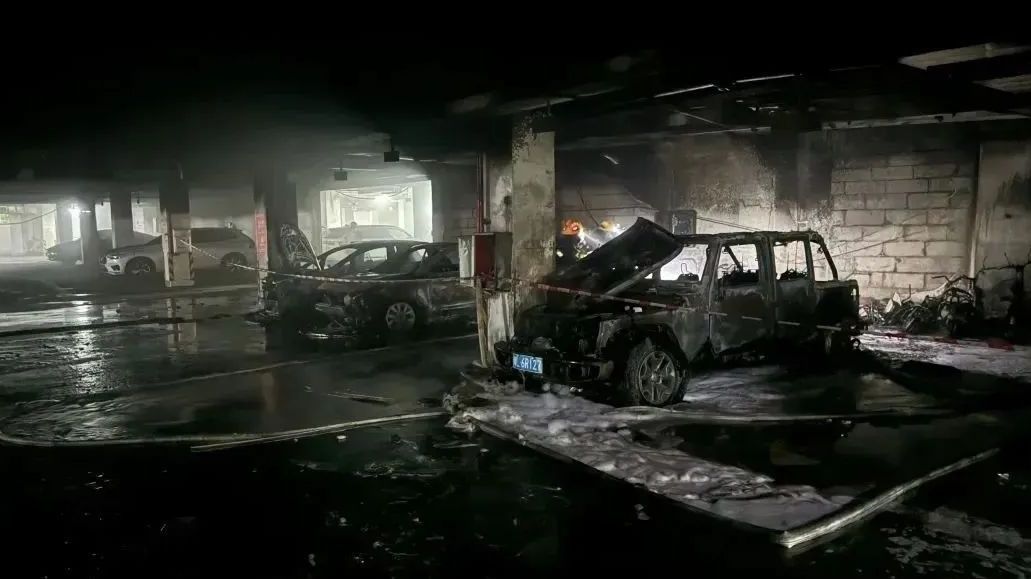 新能源汽车自燃,致小区地下车库多车被烧毁! 新能源汽车自燃,致小区地下车库多车被烧毁!