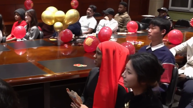 2025年北京台春晚:中华文化聚拢外国友人 2025年北京台春晚:中华文化聚拢外国友人