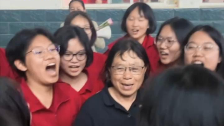 “张老师，我们爱你！”最后一晚 高三姑娘们向张桂梅老师道别