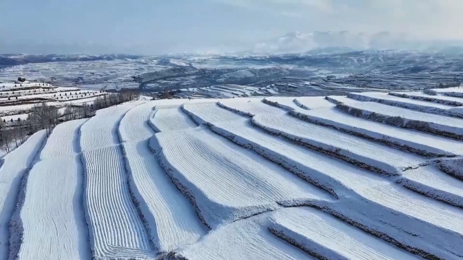 青海互助：雪后梯田美如画