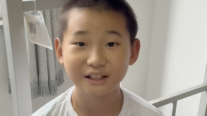 北京小学生暴雨中转移还带着作业本