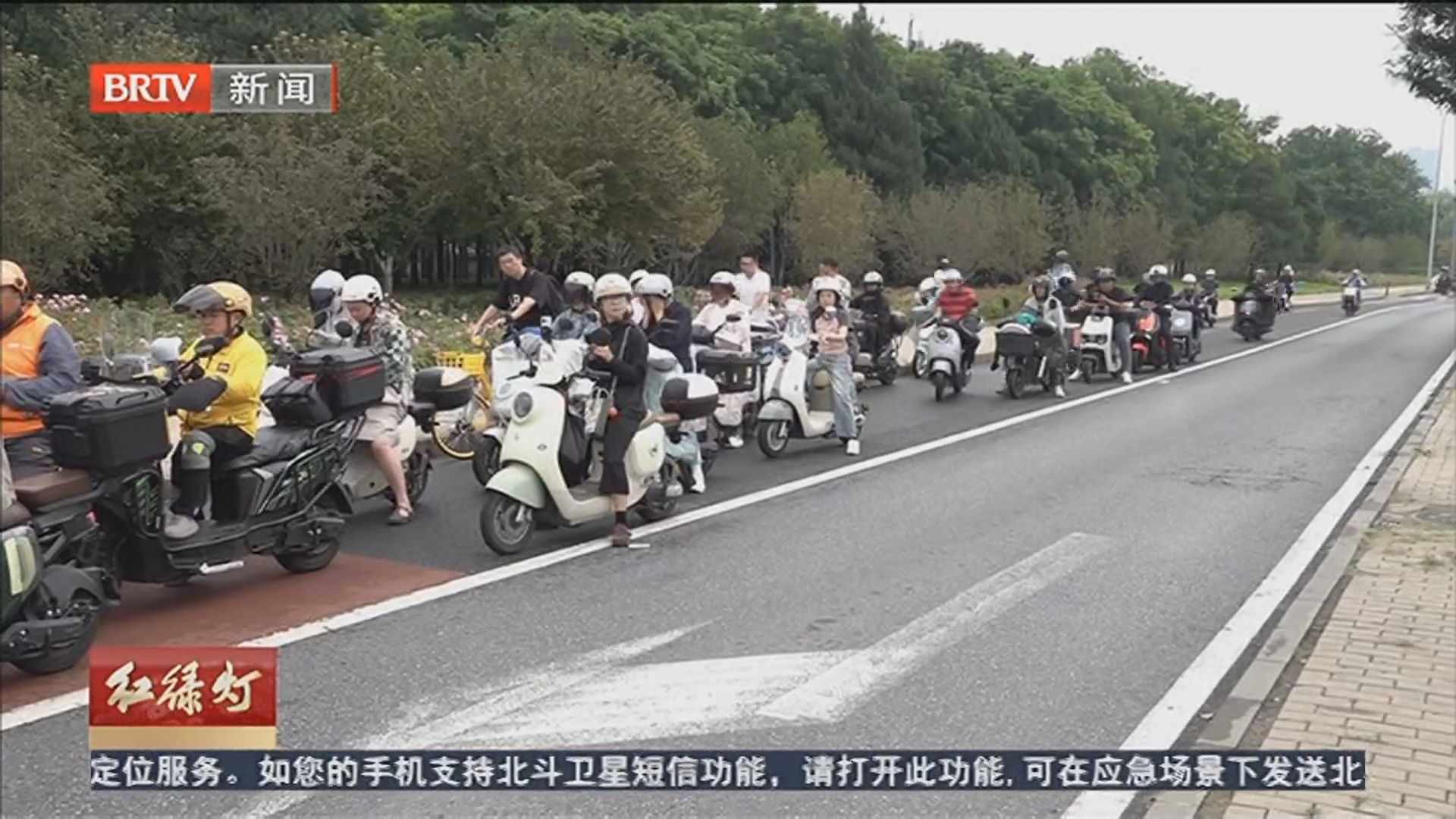 为图快占用右转道直行 如此做法太自私