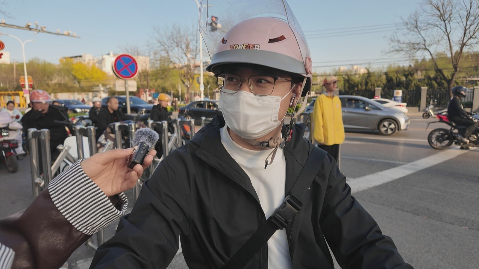 好心惹麻烦！男子骑电动车载同事下班被罚 男子：别再坑我了！