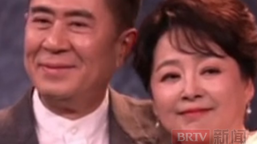 北京国际电影节开幕式,张瑜和郭凯敏重现《庐山恋》经典一吻 北京国际电影节开幕式,张瑜和郭凯敏重现《庐山恋》经典一吻