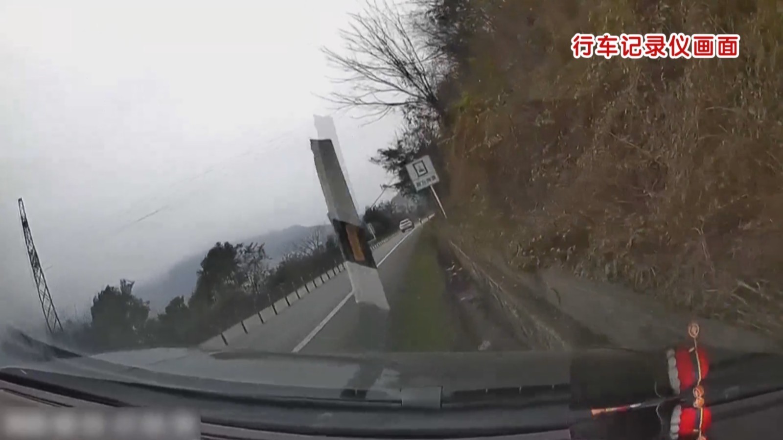 高速路上困意袭来 车辆连撞护栏栽进边沟 高速路上困意袭来 车辆连撞护栏栽进边沟