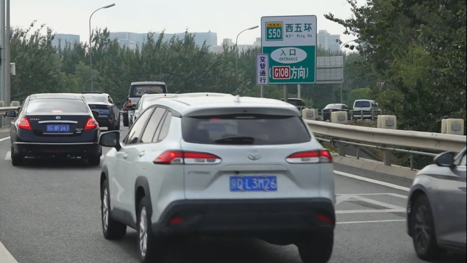 北京已有34处车辆合流点位 实行交替通行