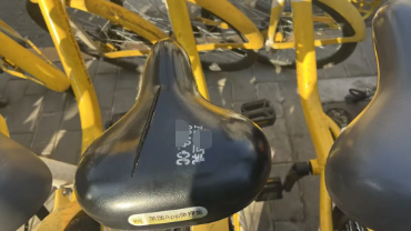 共享单车成色情广告“流动载体”？ 家长：孩子每天路过都能看到！