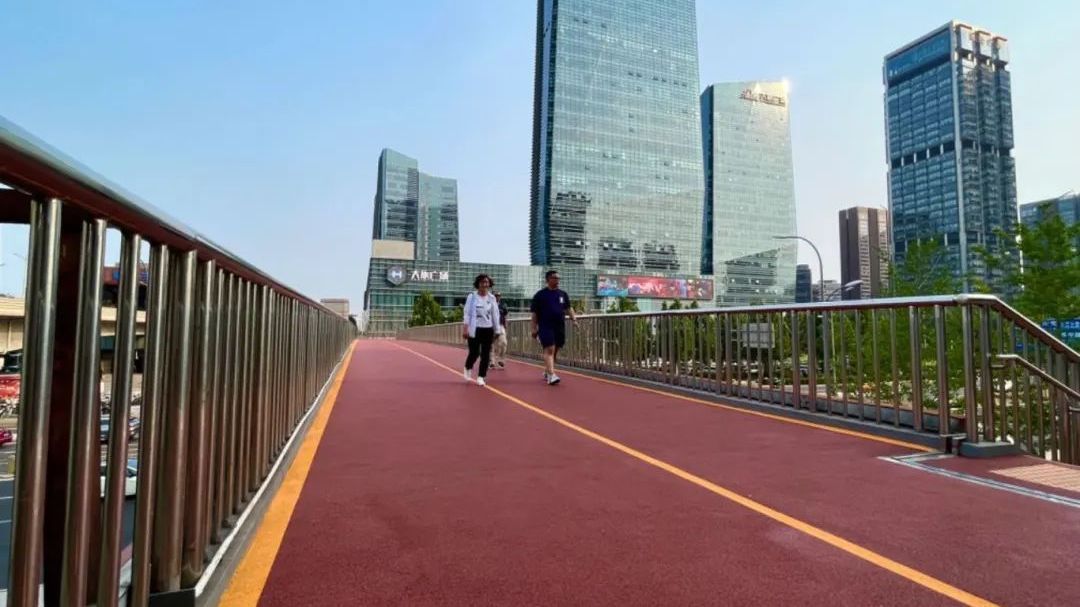 市民通行体验感提升，经开区这处过街天桥焕新——_北京时间